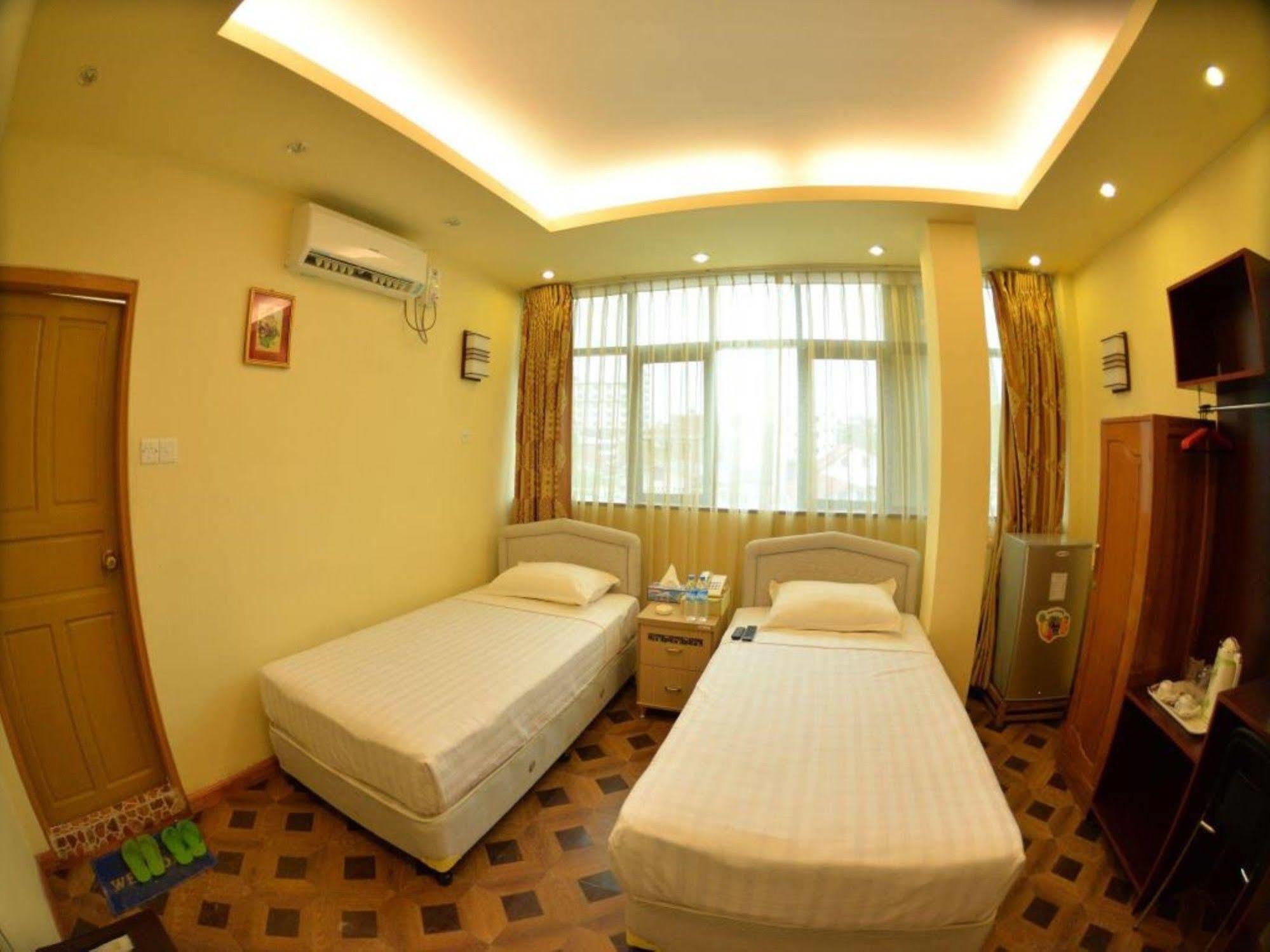 New Golden Forward Hotel Yangon Exterior foto